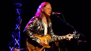 Video voorbeeld van "Robben Ford - Automobile Blues - 10/21/17 The Rose - Pasadena, CA"