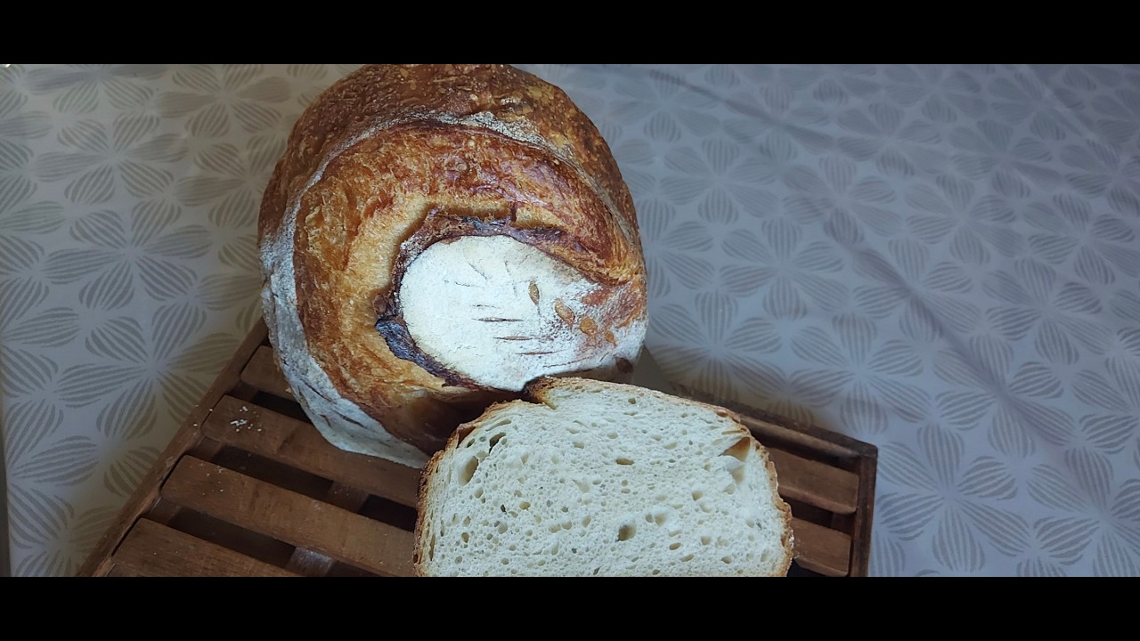 Kovászos kenyér, vajjal dúsítva.