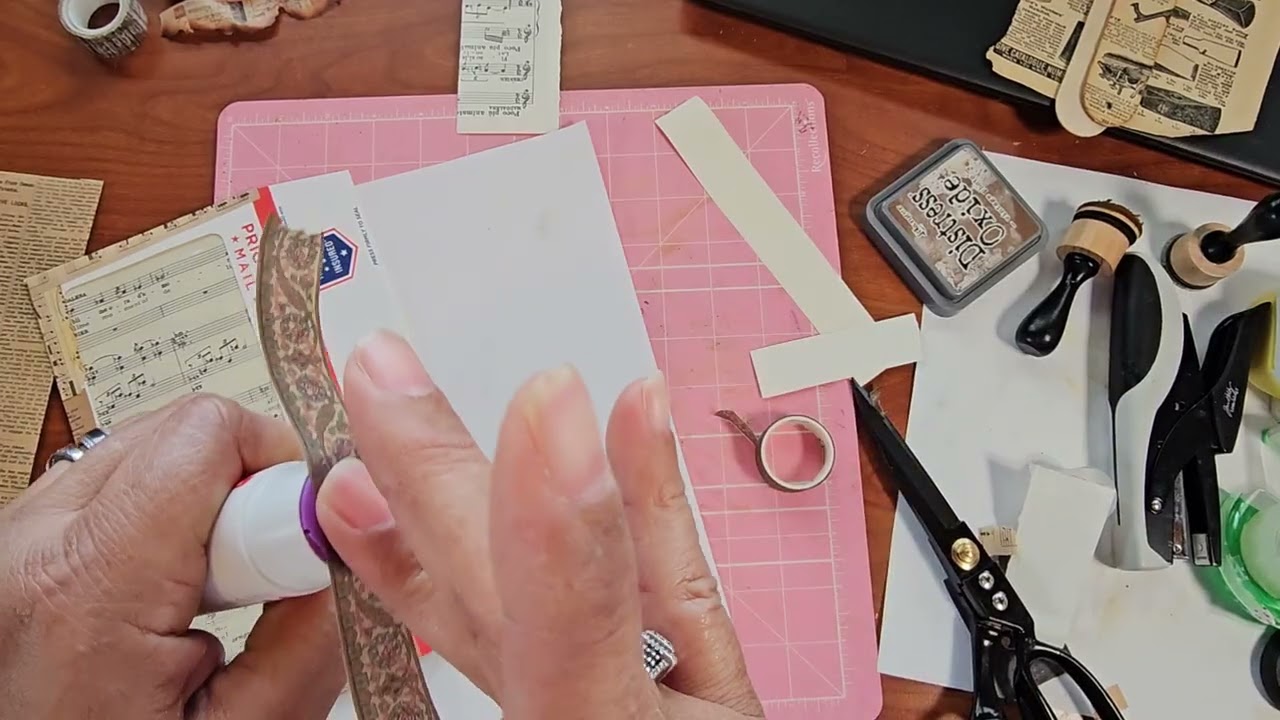 Давайте украсим конверты для наших блокнотов из бросовых материалов.