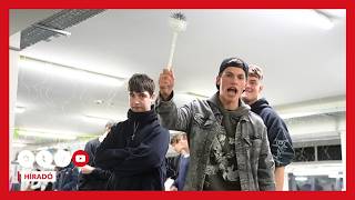 Vécé-kefét kapott Lázár János, azt kérték tőle: adja át Gáspár Evelinnek