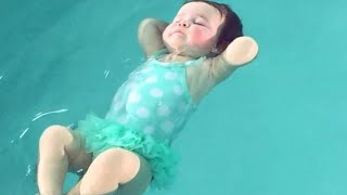 كلارا اول طفله عمرها 4 شهور تتعلم السباحة في 8 حصص وتنقذ نفسها من الغرق