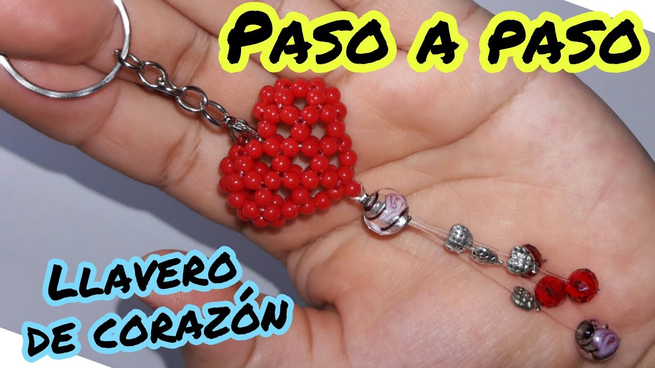 Llavero de corazón hecho con cuentas o perlas. #llaveroconchaquiras #miçangas.