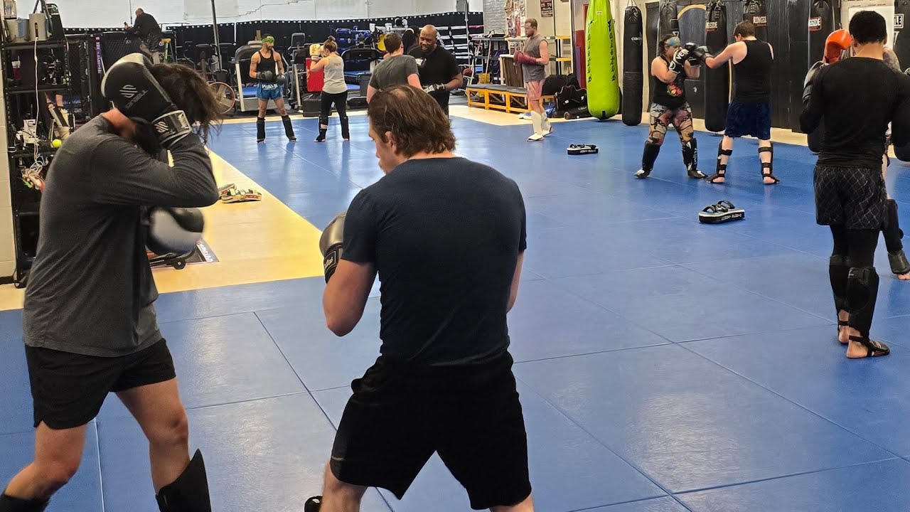 Muay Thai training: LIVE!