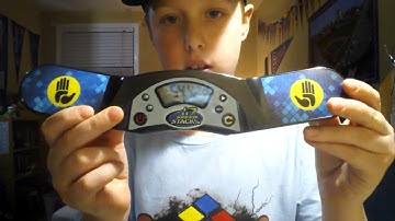 Solving a pyraminx with one hand challenge