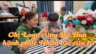 Chị Hồng Loan cùng bé Bun hạnh phúc khi nhận lộc của Tổ