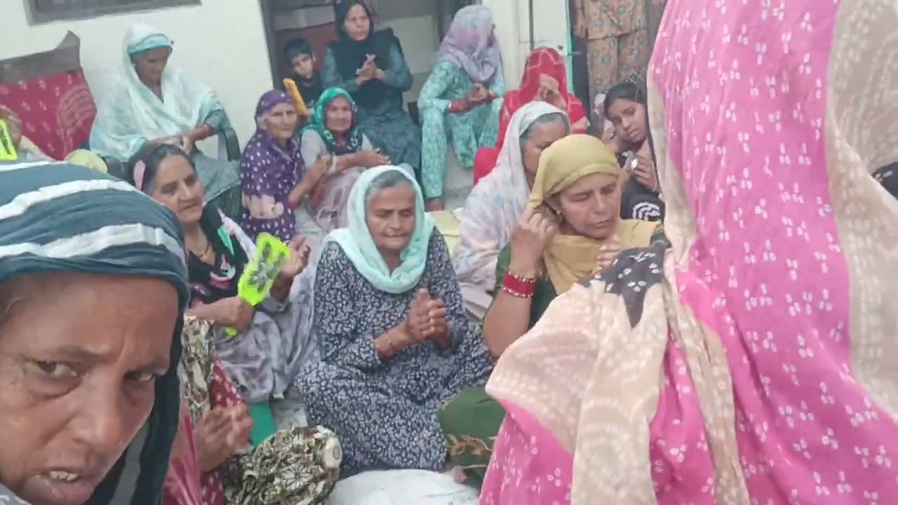 Grhan me bhajan gaate huye or Ram ka nam lete huye sabhi lugaeya