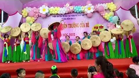 Múa cây trúc xinh của các cô giáo trường 8/3