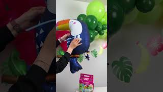 Attaching foil balloons to your balloon garland has never been easier! #balloontutorial #balloon