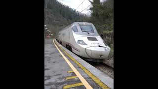 Alvia Santander- Madrid a su paso por la estación de Las Caldas de Besaya. Cantabria.