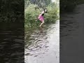Ngintip cewek cantik pipis di sungai