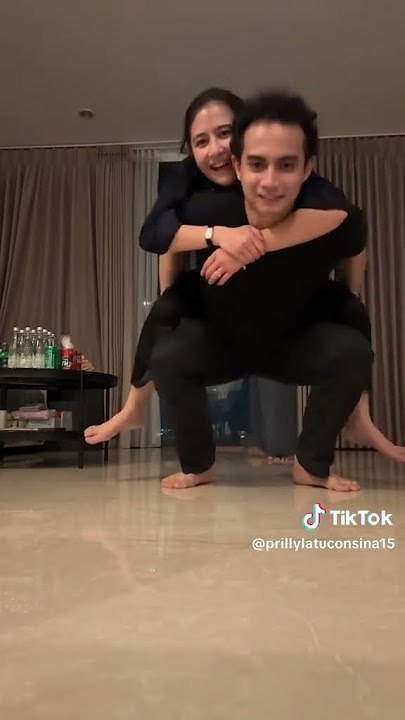LUCUNYA PRILLY LATUCONSINA DAN OMARA LAKUKAN GERAKAN YOGA BERSAMA