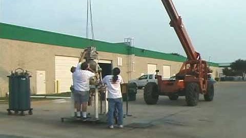 Hooking up VTVL rocket for hover test 2005/09/10