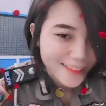 ibu polwan di luar dan di jam kerja