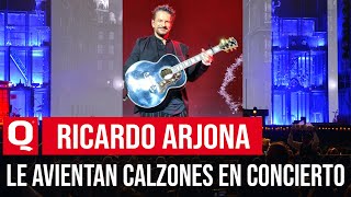 Le avientan calzones a Ricardo Arjona, cantando &quot;Señora de las Cuatro Décadas&quot; en concierto