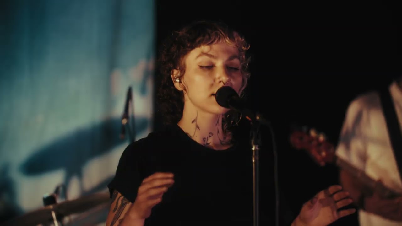 Watch Fleur de Peau - Les oiseaux (Live session au Pantoum) on YouTube Watch Fleur de Peau - Les oiseaux (Live session au Pantoum) on YouTube