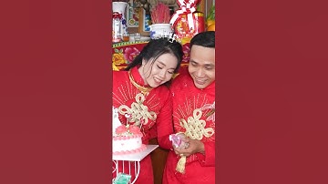 Dâu rể cùng cắt bánh kem trong ngày cưới