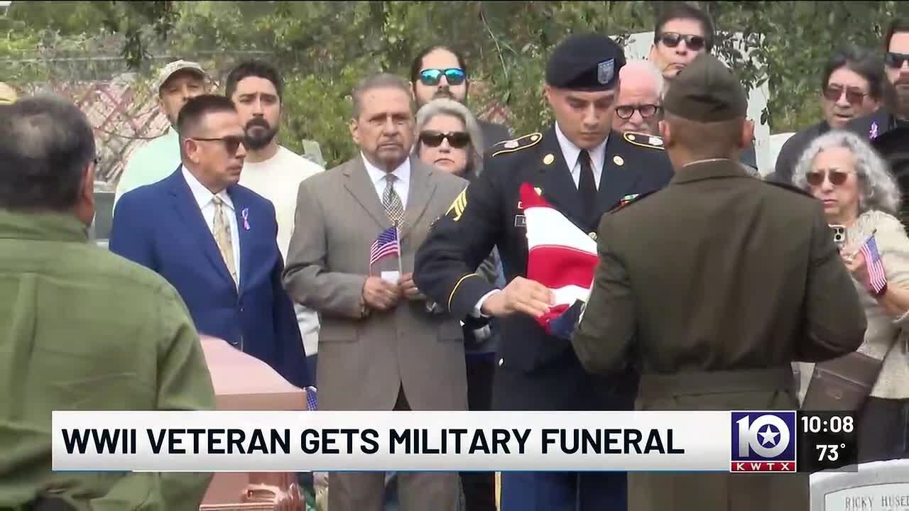 «Спасибо»: ветеран Второй мировой войны из Центрального Техаса получает воинские почести на похор...
