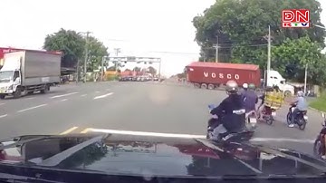 Ôm cua tốc độ nhanh khiến xe container lật giữa đường