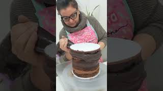 Ganacheando una Torta para forrar en Pasta #ganache #pasteleria #tortasdecoradas