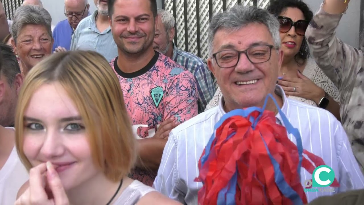 El Noly descubre la placa en su honor con el reconocimiento de su barrio