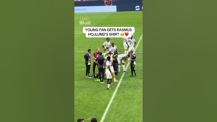 The young Manchester United fan ran onto the pitch and asked Rasmus Hojlund for his shirt ❤️🥹