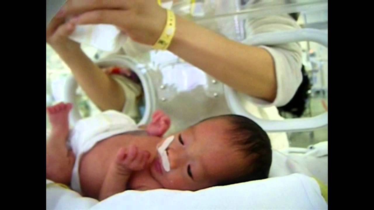 低出生体重児の赤ちゃん 保育器の中で遊ぶ Nicuにて Youtube 低出生体重児の赤ちゃん 保育器の中で遊ぶ Nicuにて Youtube