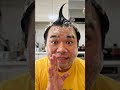 この太った男性は、石鹸の泡の雲を作っています。