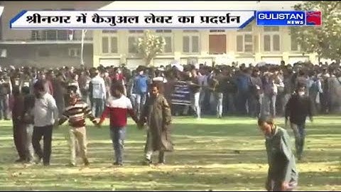 Srinagar: Casual/daily wagers stage demonstration demanding implementation of minimum wages