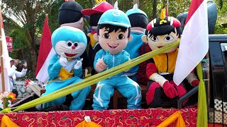 Badut BoBoiBoy ikut karnaval sambil naik mobil asik banget