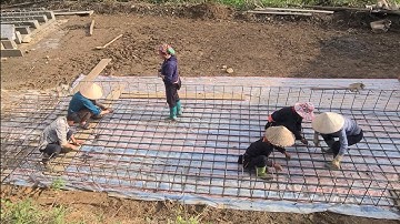 Cầu Khe Trang. Gia công sắt dầm.San gạt tạo mặt bằng gặp mưa rào bất chợt, buộc sắt dầm khủng số 6