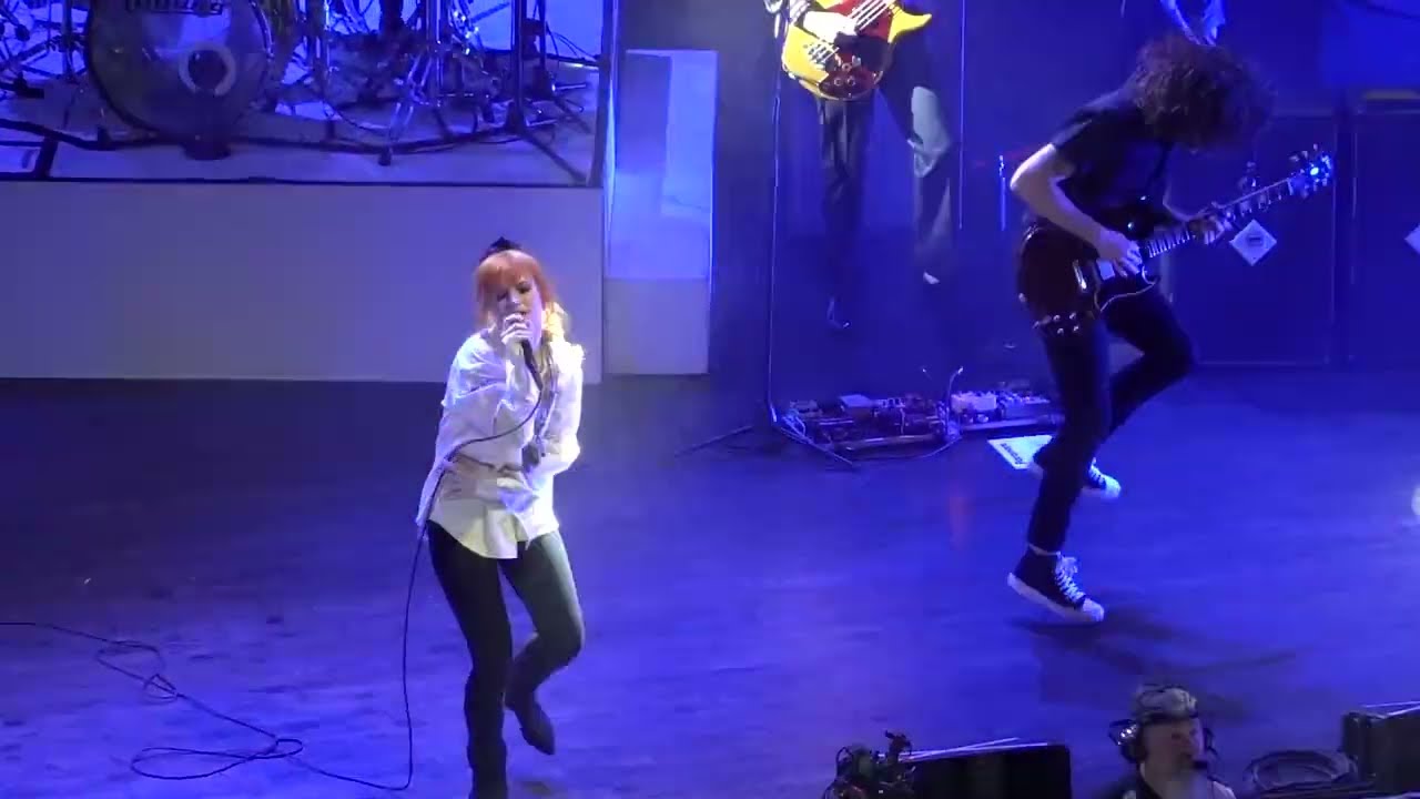 2022 11 11 Paramore - Here We Go Again