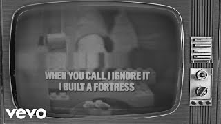 Vignette de la vidéo "Lennon Stella - "Fortress" // Lyric Video"