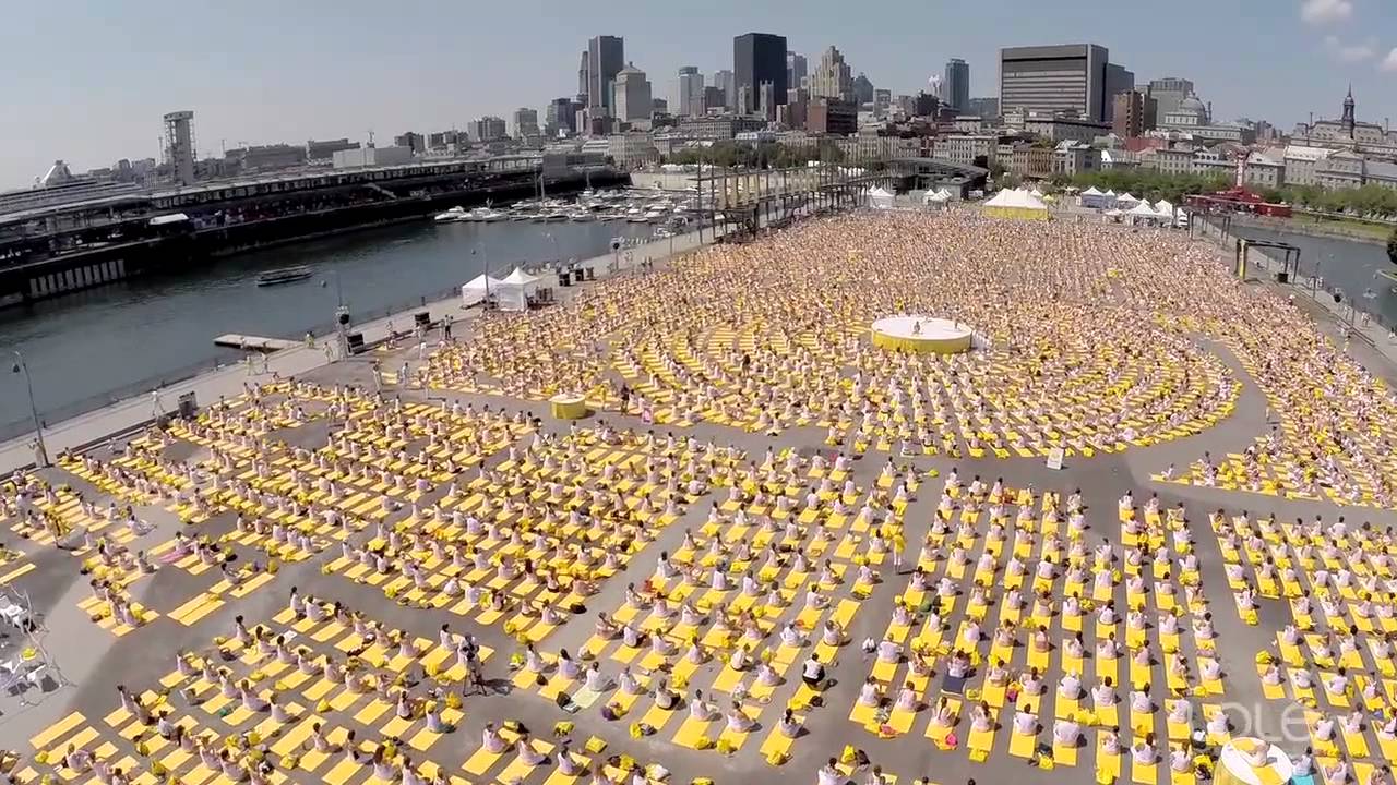 Lolë White Tour Montréal 2014 – Nearly 6000 people practice yoga