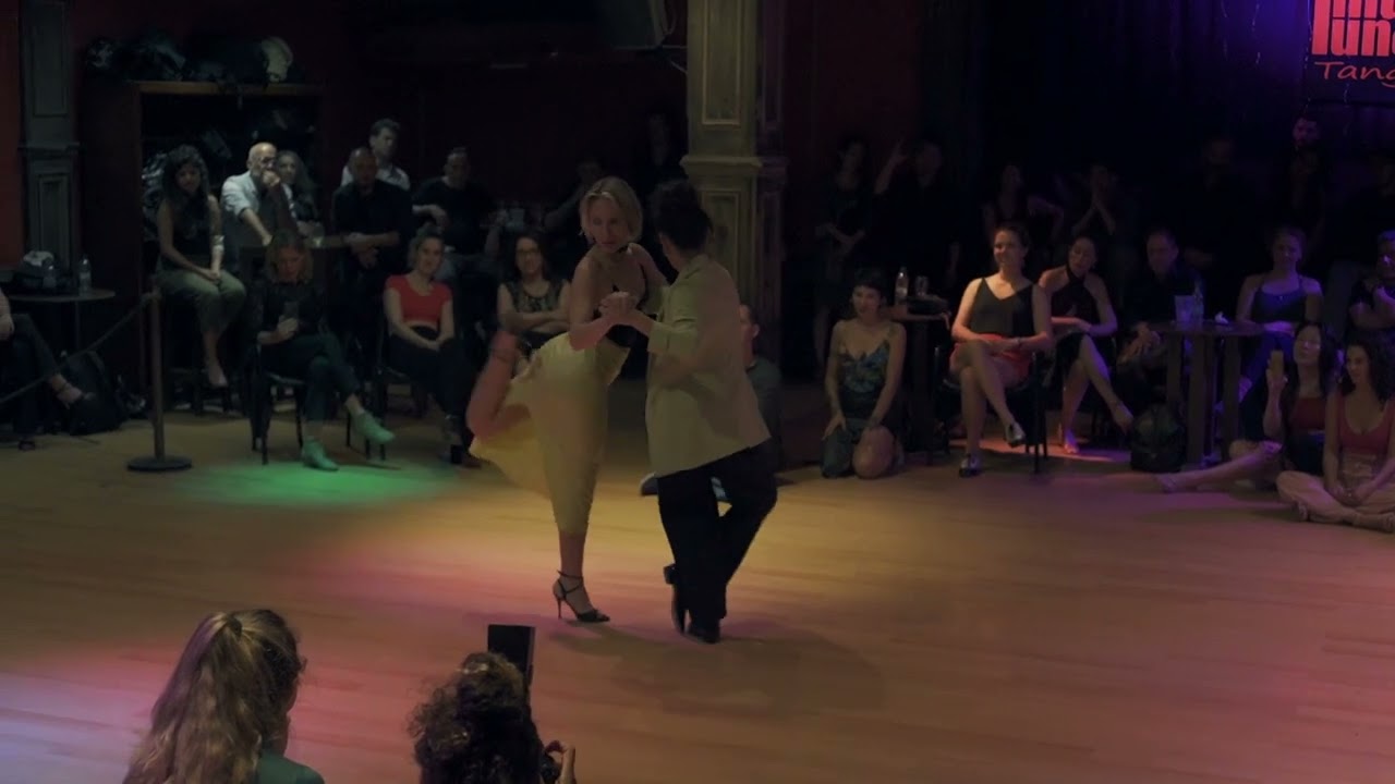 Natalia Fures y Anahí Carballo en Muy Lunes Tango - milonga