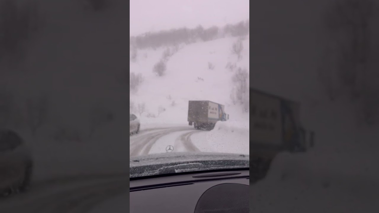Дорога Верхний Ларс-Казбеги.  Идёт снег ❄️  Вероятность закрытия границы на понедельник.