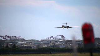 2011年6月17日長榮航空MD-90側風降落高雄小港機場.avi