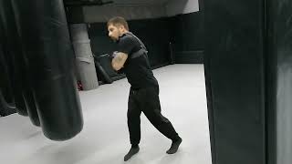MARTIAL ARTS. BOXING TRAINING. SETTING UP A PUNCH IN THE PUNCHER SIMULATOR.