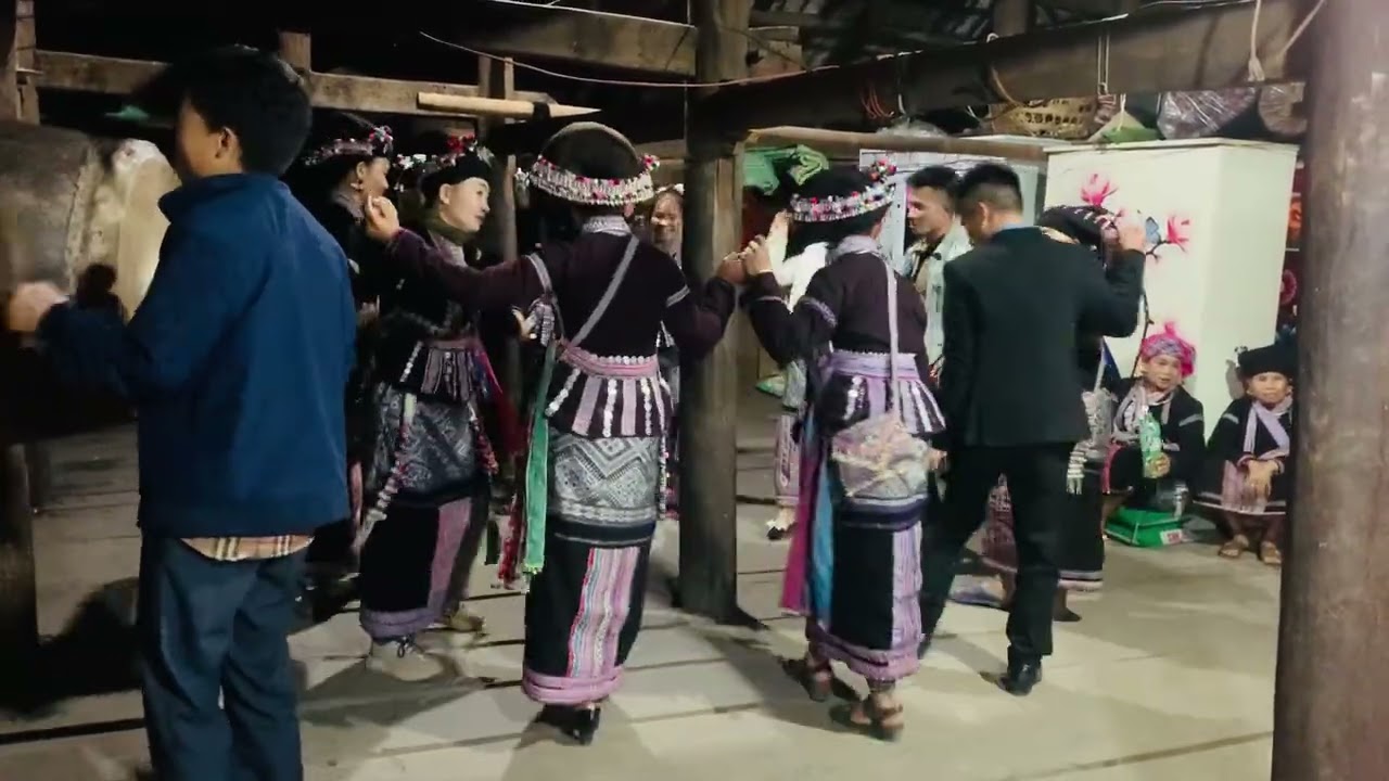 Múa trống chiêng tết của dân tộc Lào