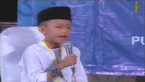 مقطع مؤثر لطفل اندونيسي لم يتمالك عيناه من تلاوت القران الكريم