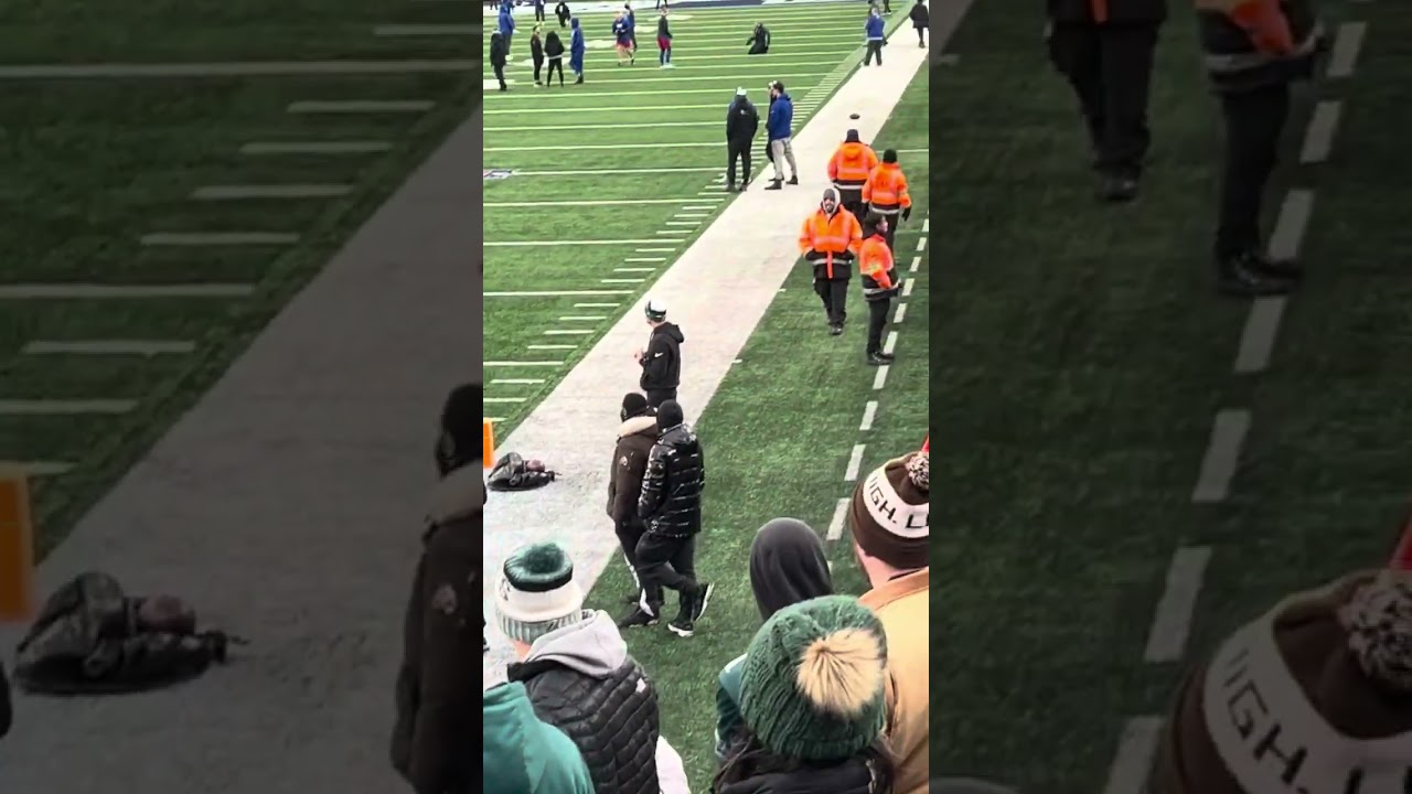 Eagles receivers warming up against the giants