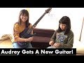 Audrey Gets a NEW Guitar !! 新しいギターが届いた！