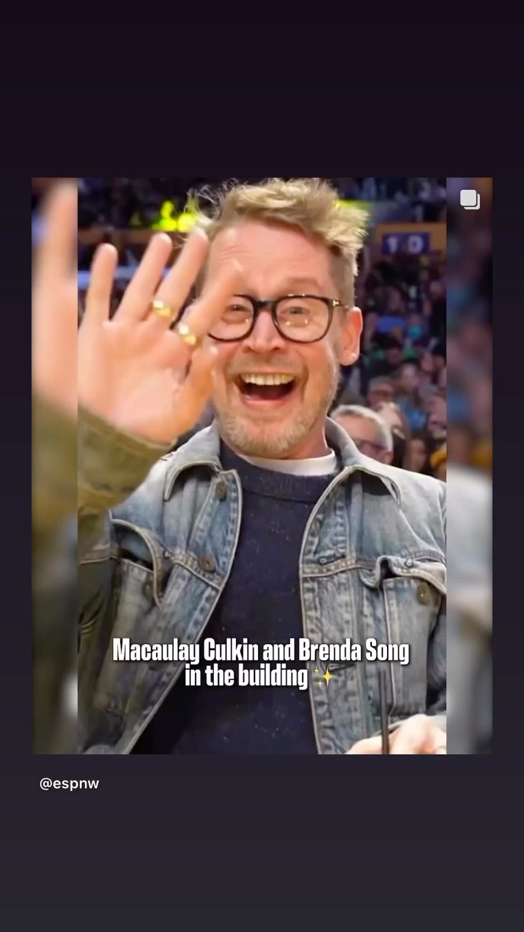Stars are out #hoodnews #macaulayculkin  #brendasong #lakers #celebrity #fan #fans #viralvideo #love