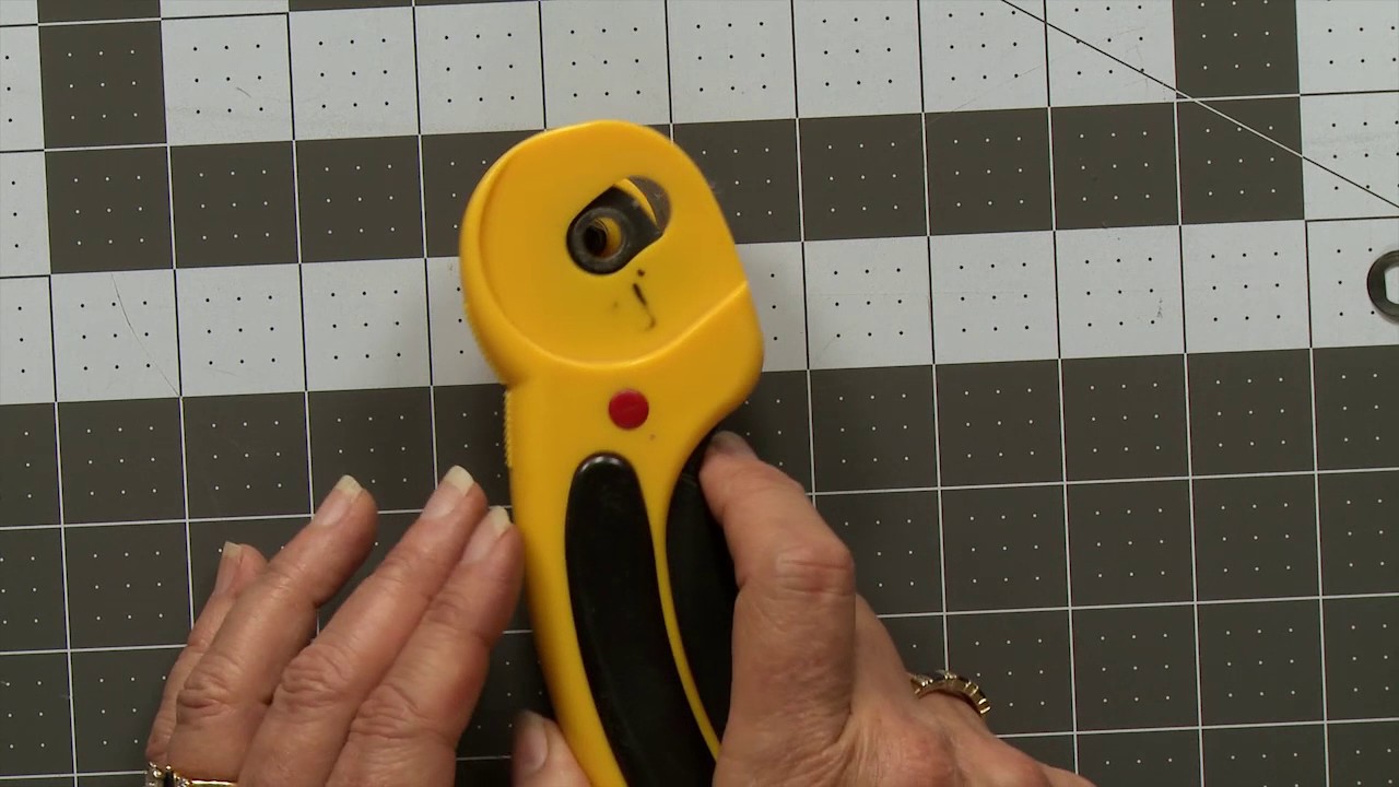 How to Change Rotary Cutter Blade - Fiskars Easy Change blade 