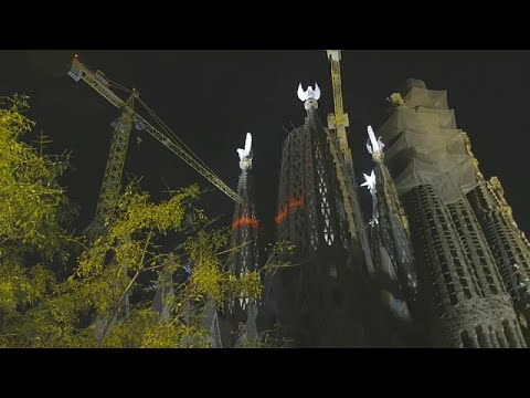 شاهد: برشلونة.. إضاءة أبراج كاتدرائية ساغرادا فاميليا الجديدة
