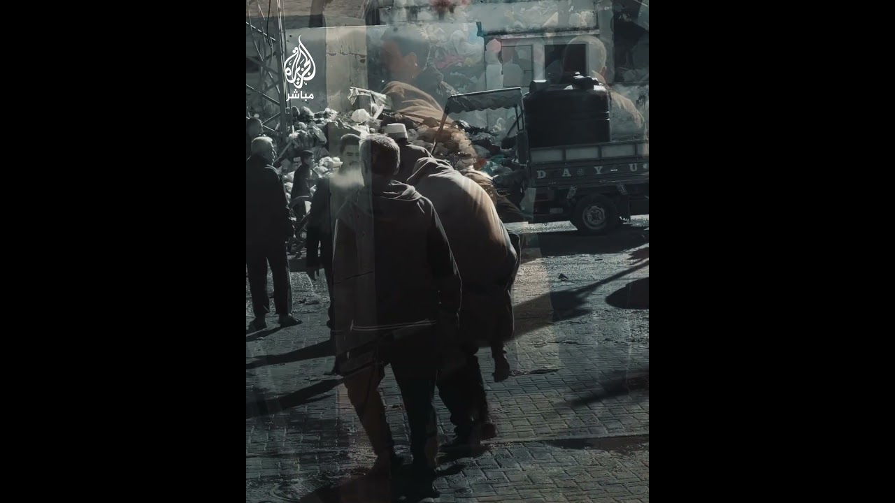 غزة.. صورة عابرة تُجسّد برّ الابن في قلب المعاناة