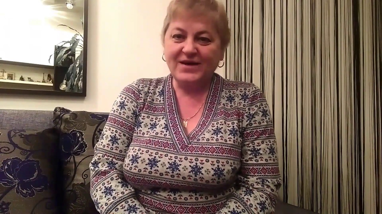 Показывает грудь в машине