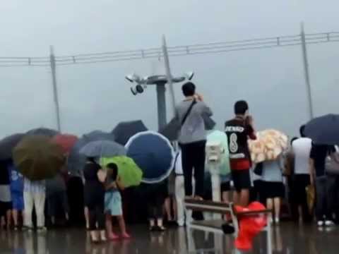 A-380 台風11号大雨の中沢山な人セントレア 2014/08/09