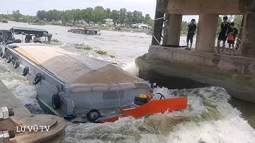 Ghe chở lúa.sà lan dũng mãnh vượt cống ngăn mặn