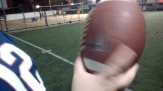 Como arremessar uma bola de futebol americano? 