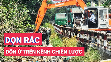 Huy động xe cuốc dọn rác dồn ứ trên kênh ở quận Bình Tân
